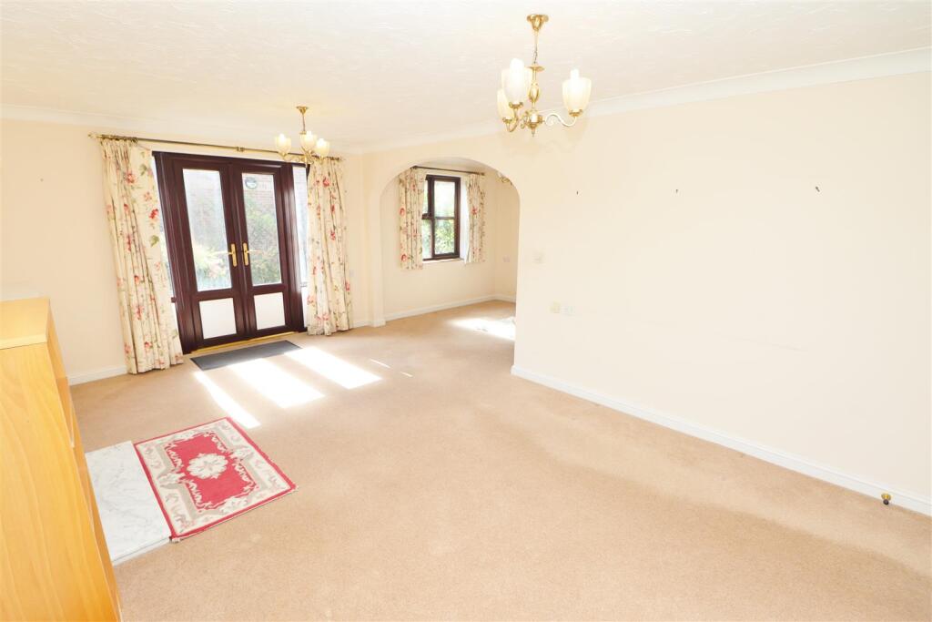 Slade Court, Watling Street, Radlett photo 3