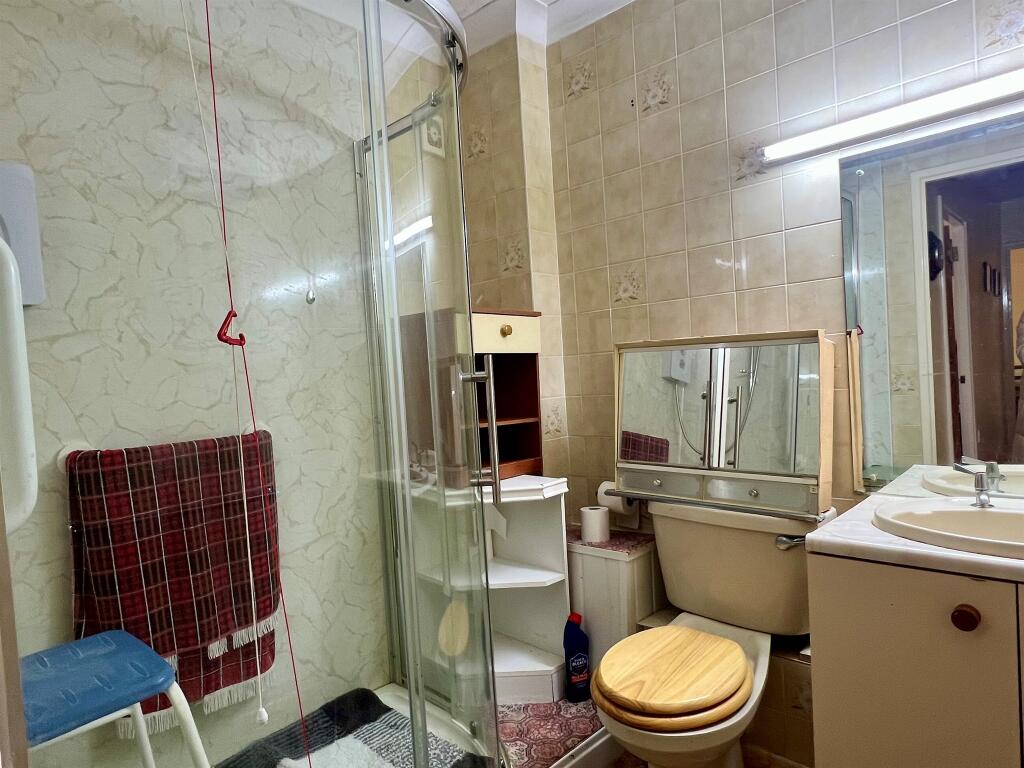 Apartment in Cardiff, Llanishen - More