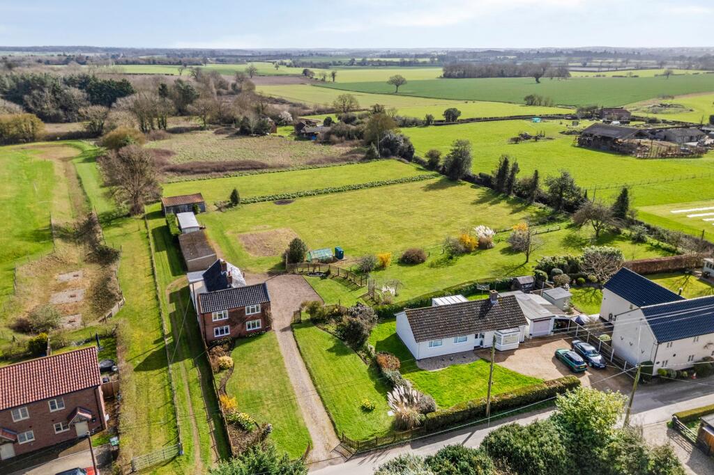 Village Home on a Two Acre Plot in Bergh Apton photo 3