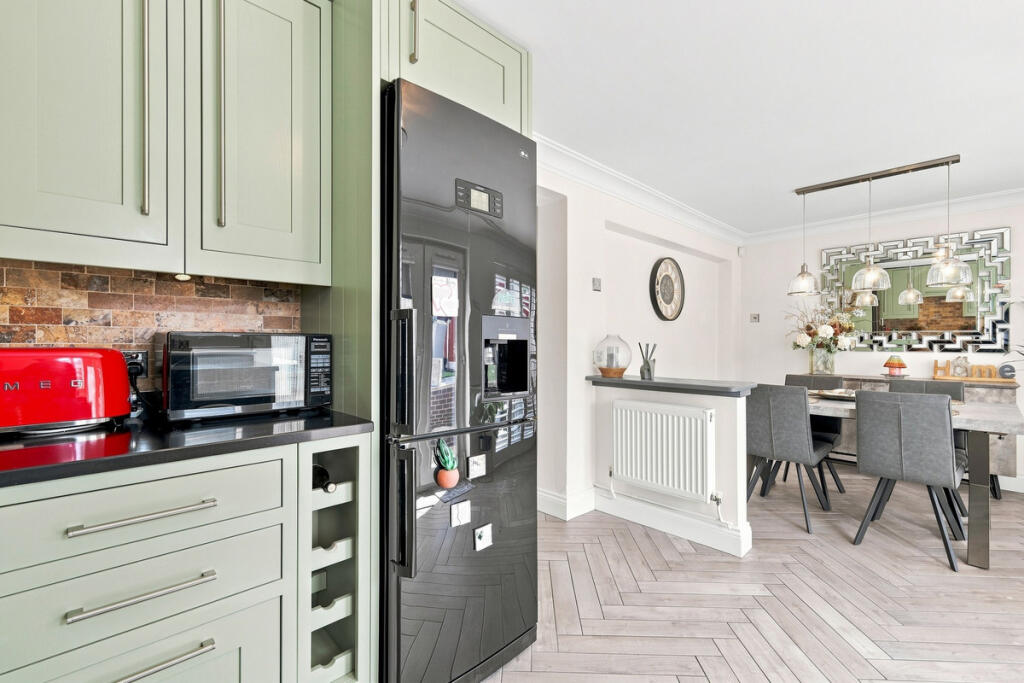 House in Southend-on-Sea - More