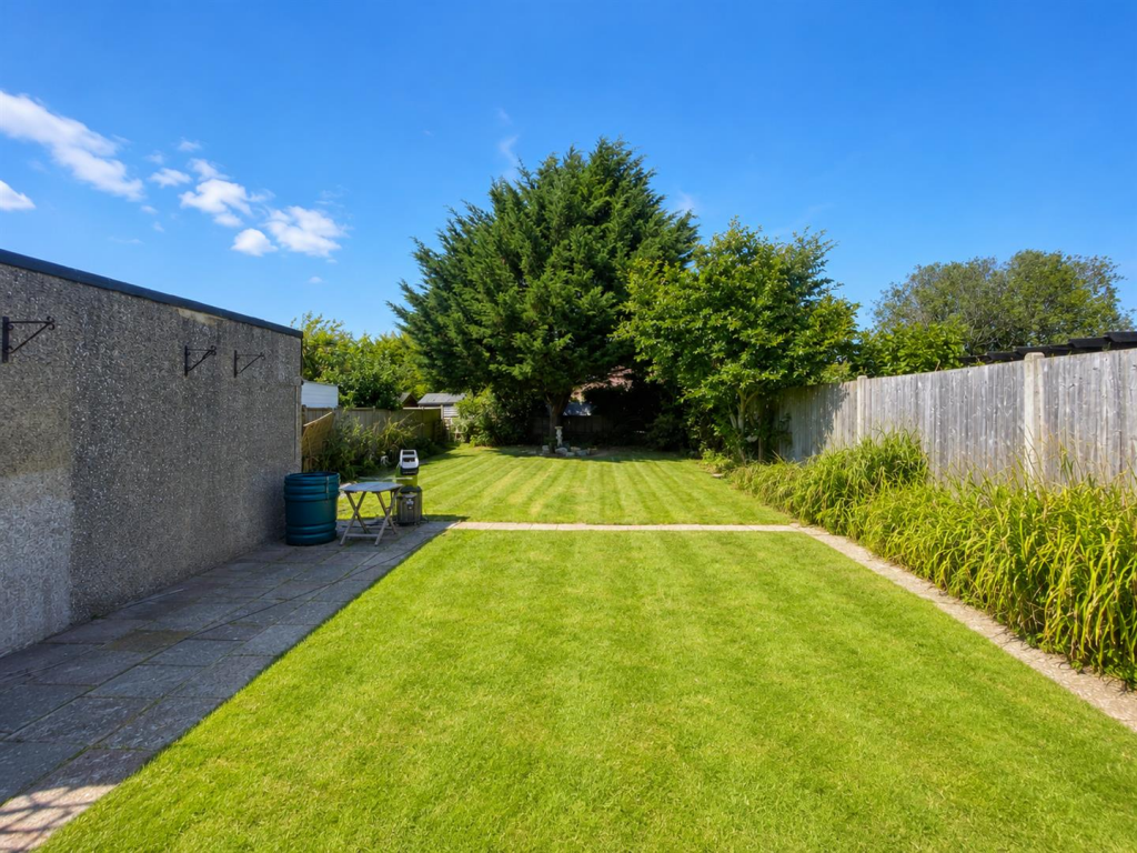 Strathmore Close, Worthing photo 5