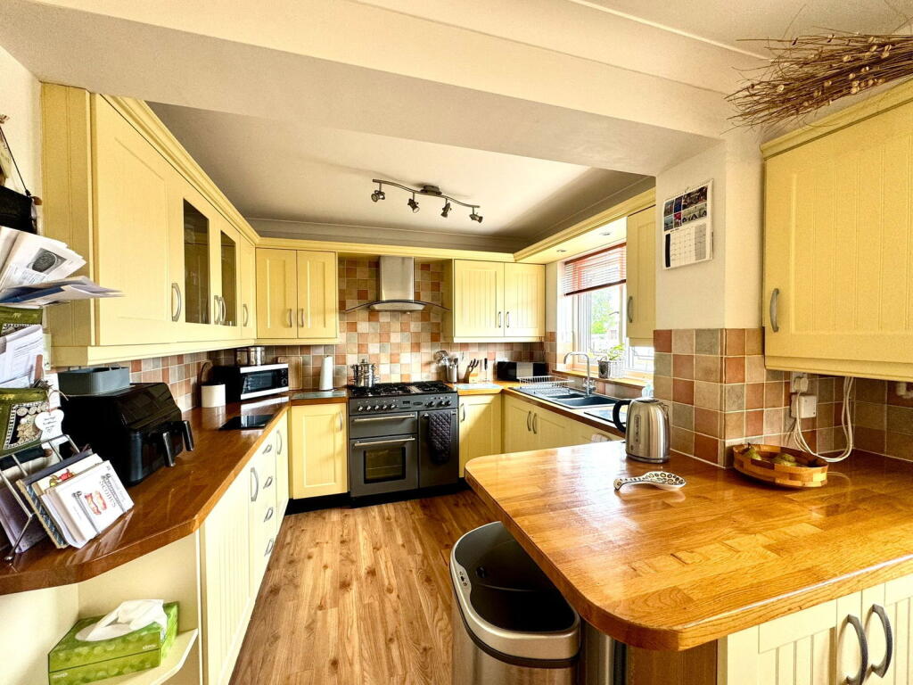 Burnt Hill Way, Lowestoft, NR33 8PE photo 5