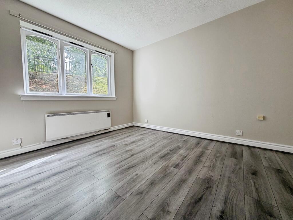 Apartment in Giffnock, Orchard Park - More