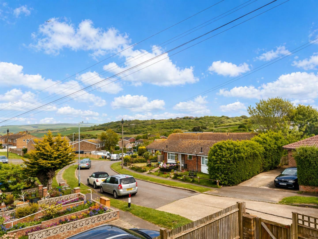 Roundhay Avenue, Peacehaven photo 5