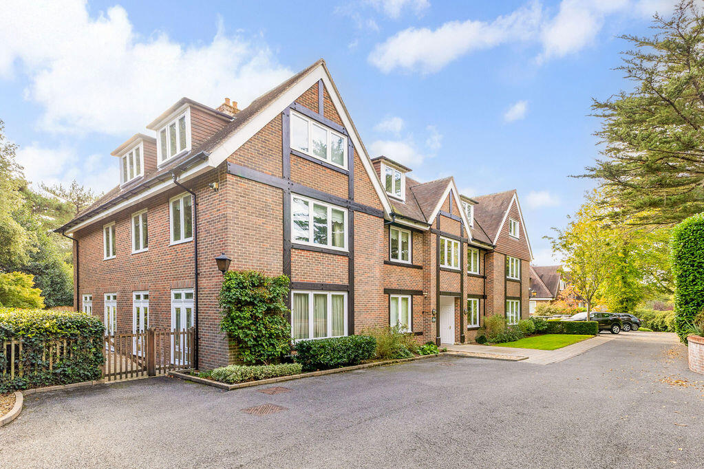 2-bed flat on West Overcliff Drive, Bournemouth, £525,000