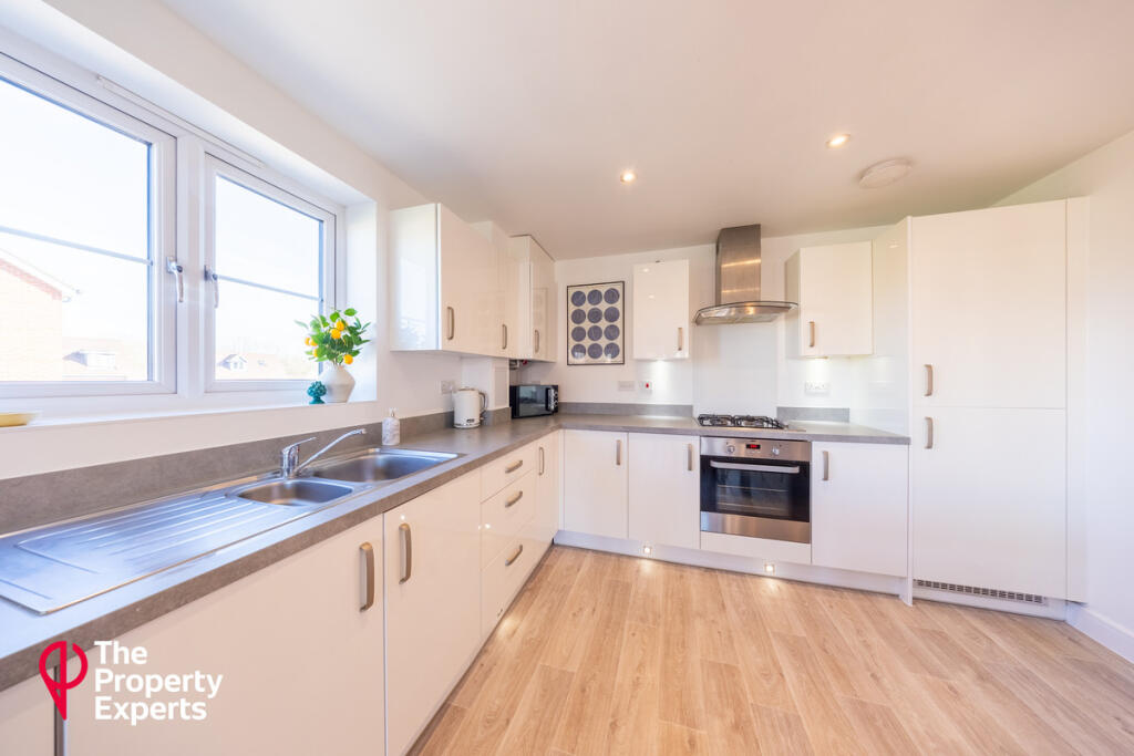 Elm Drive, Woodley, RG5 photo 3