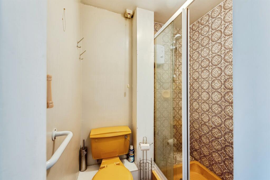 House in Swindon, Greenbridge, Coleview - More