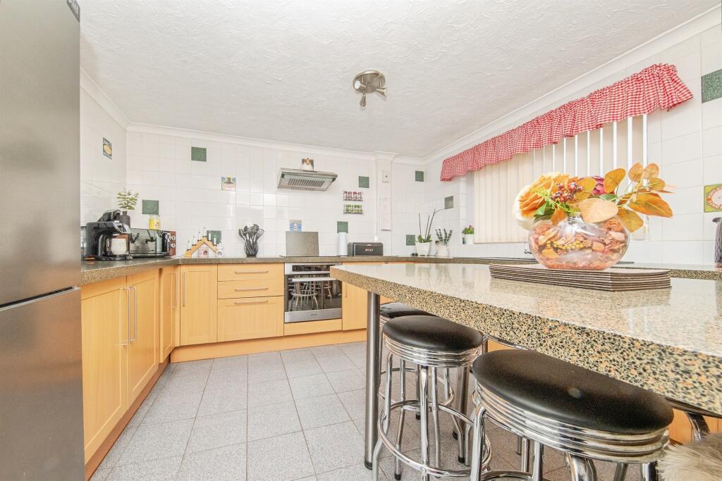 2-bed flat on Merivale Close, Lawford, MANNINGTREE, £220,000