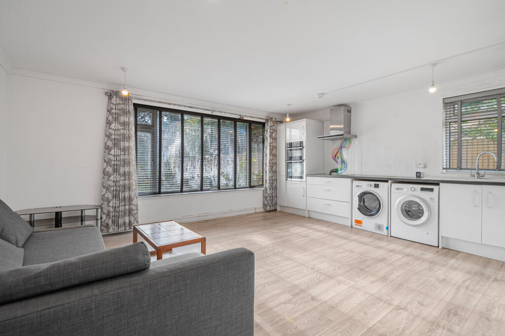 Frenchaye, Addlestone, Surrey, KT15 photo 4