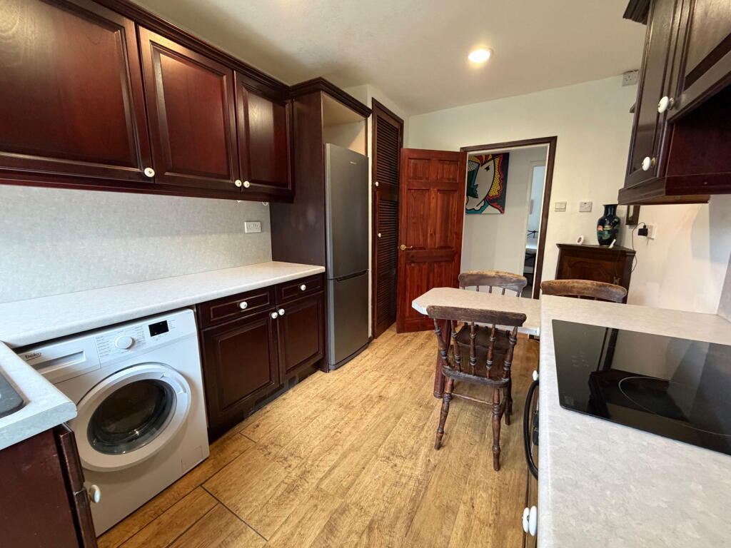 Greenside, Hoylandswaine, Sheffield, S36 7JH photo 3