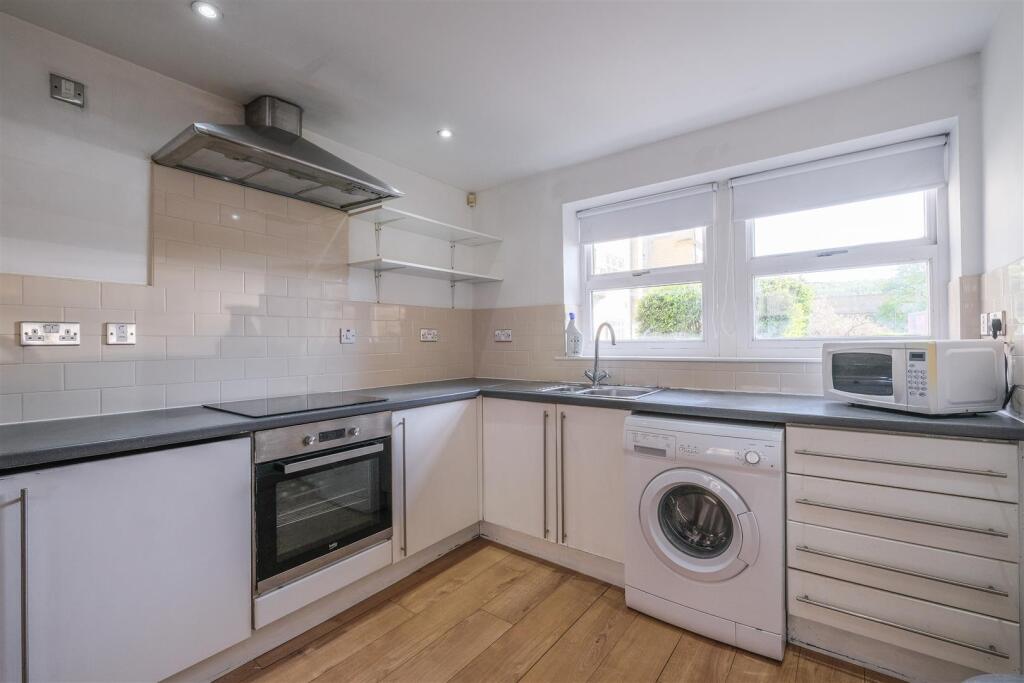 Apartment in Calderdale, Well Head, Boothtown - View 2