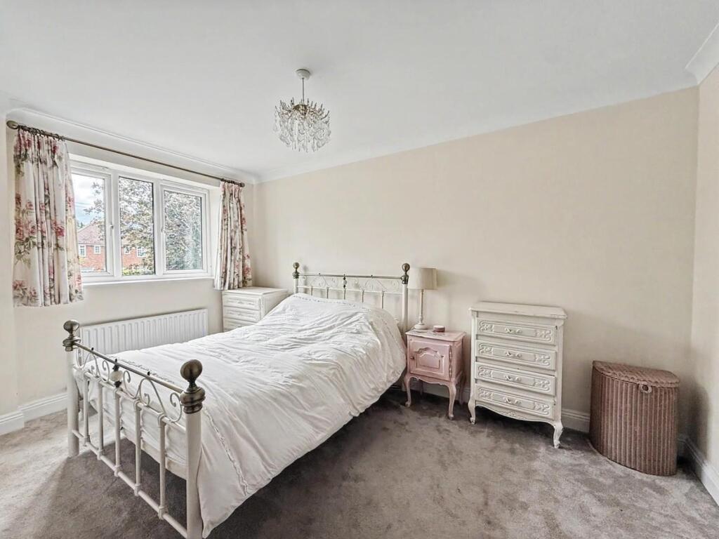 Apartment in Slough - More