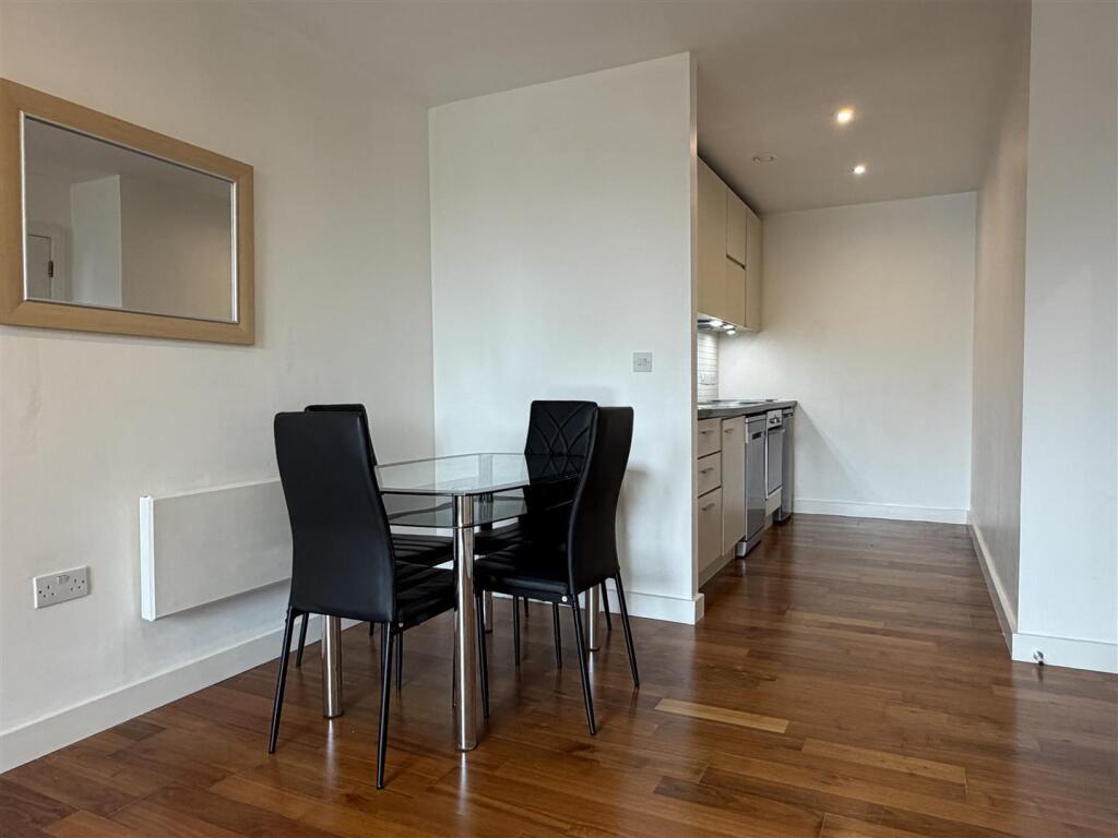 Apartment in Cardiff, Adamsdown - View 4