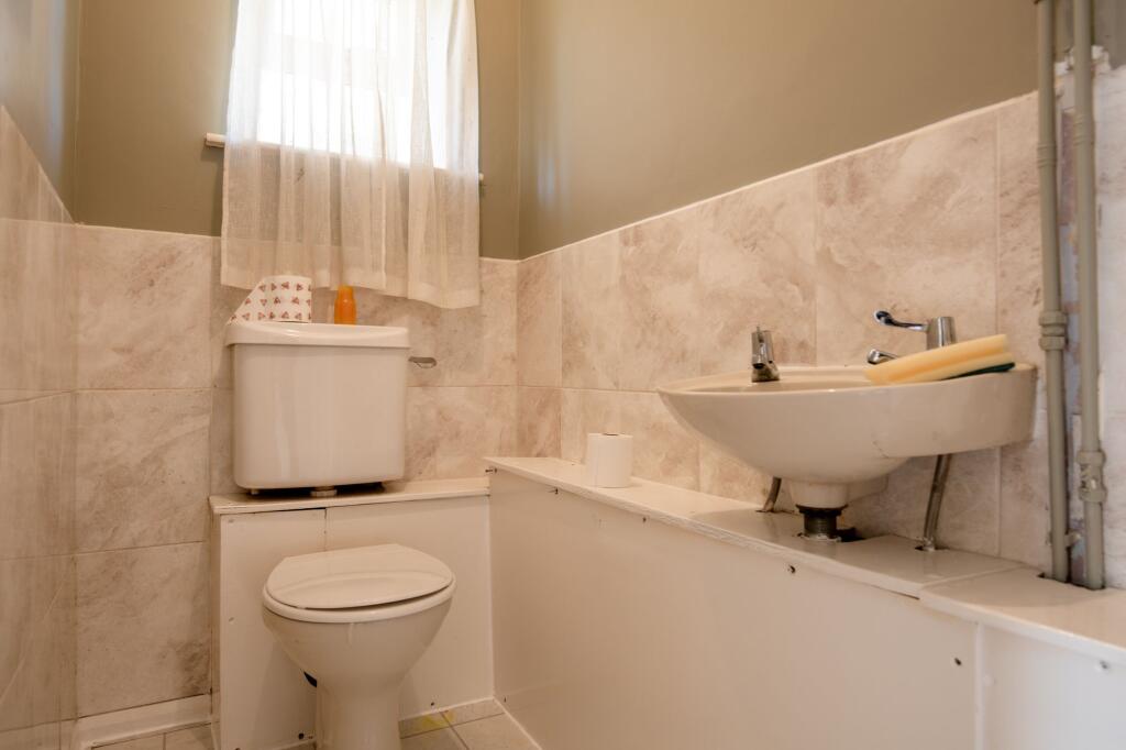Windsor Road, Wellingborough, NN8 - More