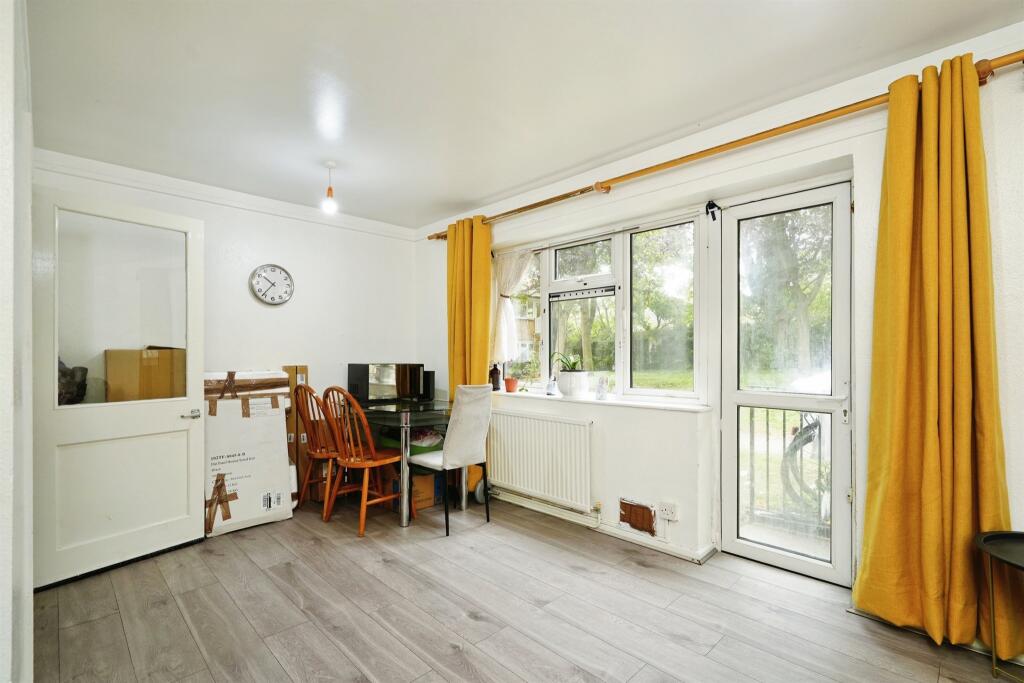 Apartment in Oxford, Barton Road Flats, Headington - View 4
