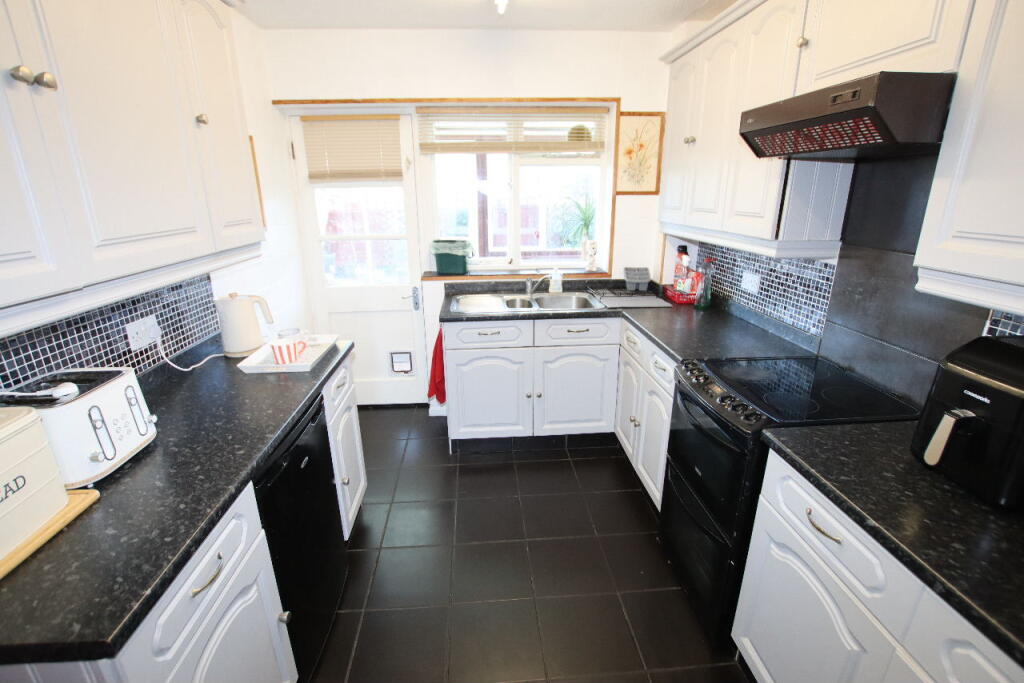 Clacton on Sea, CO15 photo 3