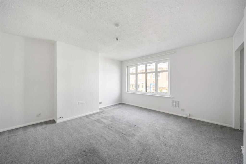 Chiltern Drive, Surbiton photo 4