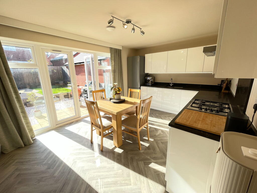 Blackthorn Way, Cullompton, Devon, EX15 1QH photo 2