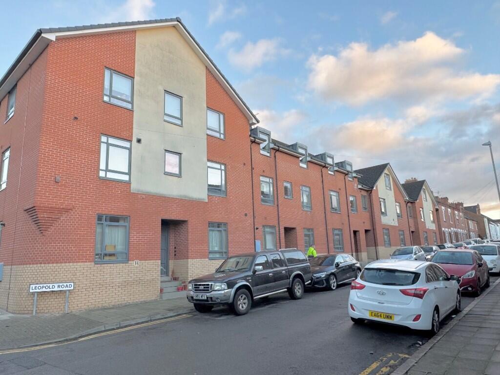 Main image of property: 7 Fleetwood Court, Clarendon Park, Leicester, LE2 1YN