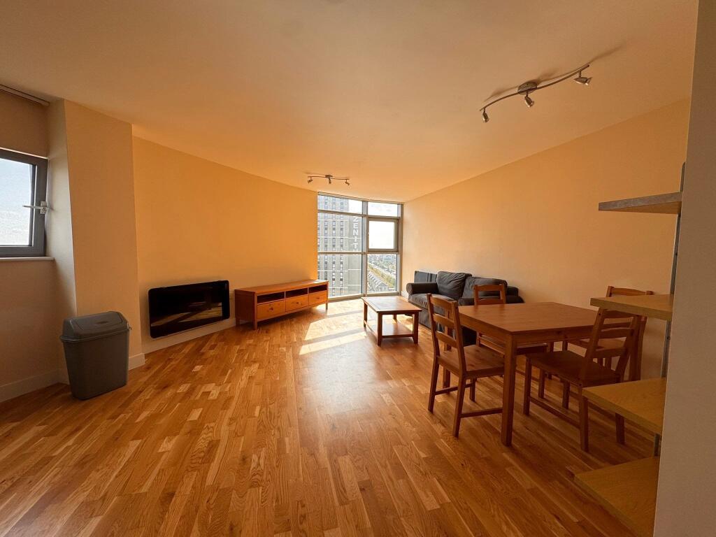 Apartment in Cardiff, Crockherbtown, Castle - View 3