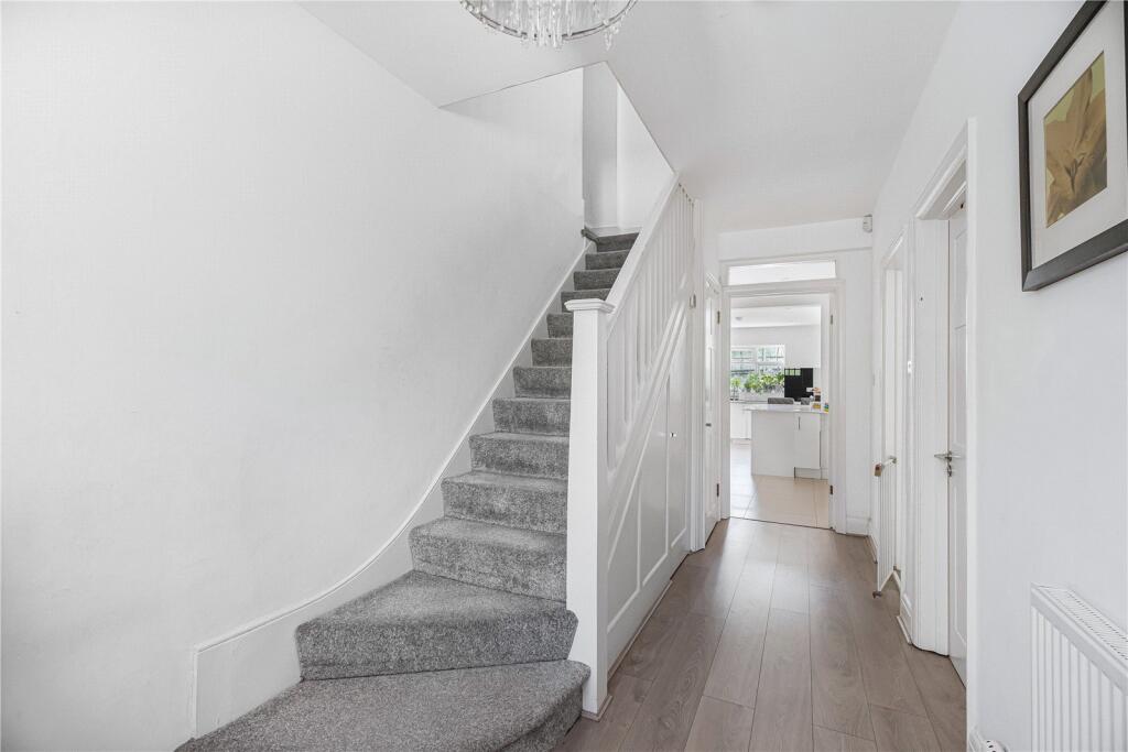 House in London, Friern Barnet - View 2