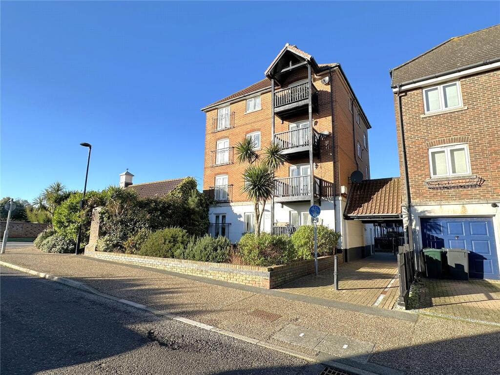 3-bed flat on Santa Cruz Drive, Eastbourne, East Sussex, £185,000