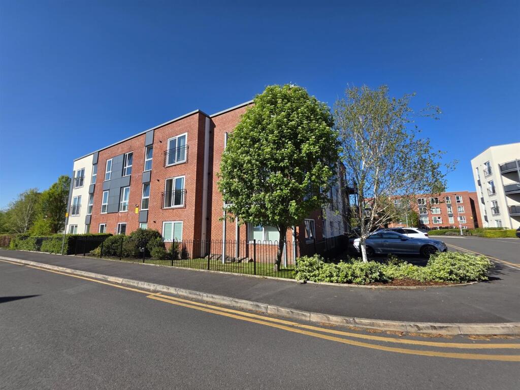 2-bed flat on Sheen Gardens, Moss Nook, £175,000