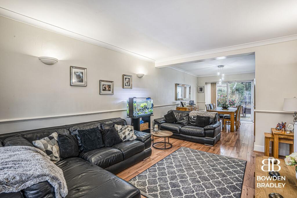 Earlswood Gardens, Clayhall, IG5 photo 2