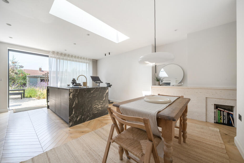 House in London - View 2