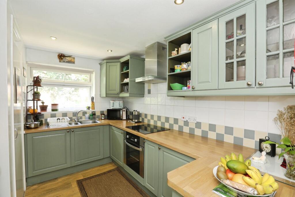 Apartment in East Grinstead, North End - View 4