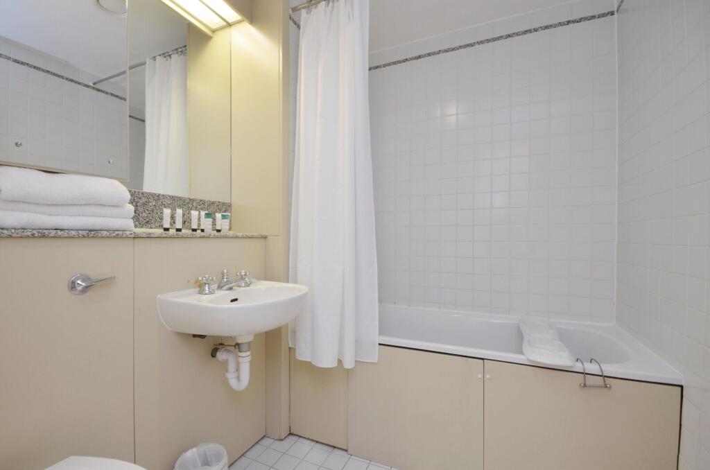 Apartment in London, Royal Borough of Kensington and Chelsea - More
