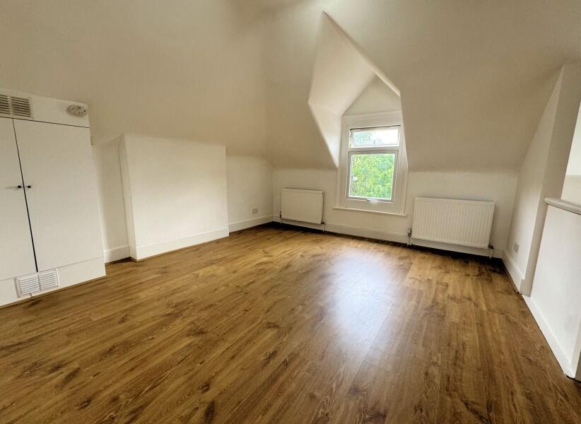 Apartment in London, Fallow Corner - View 3