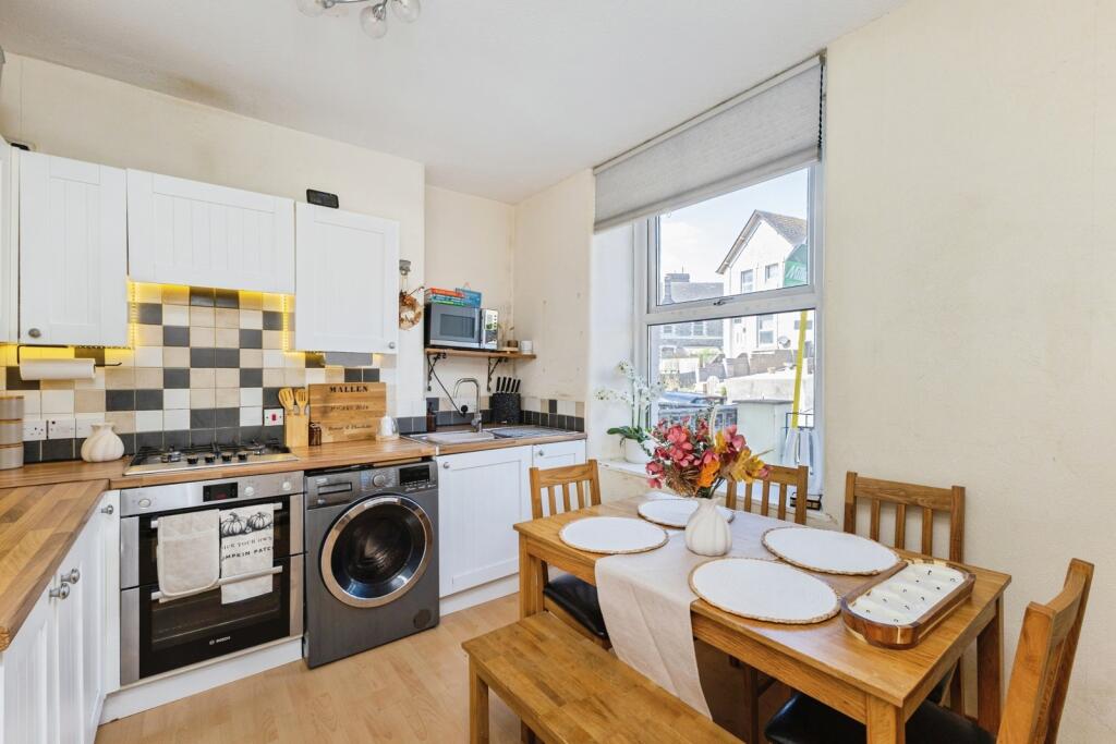 Apartment in Torquay, Torbay - View 4
