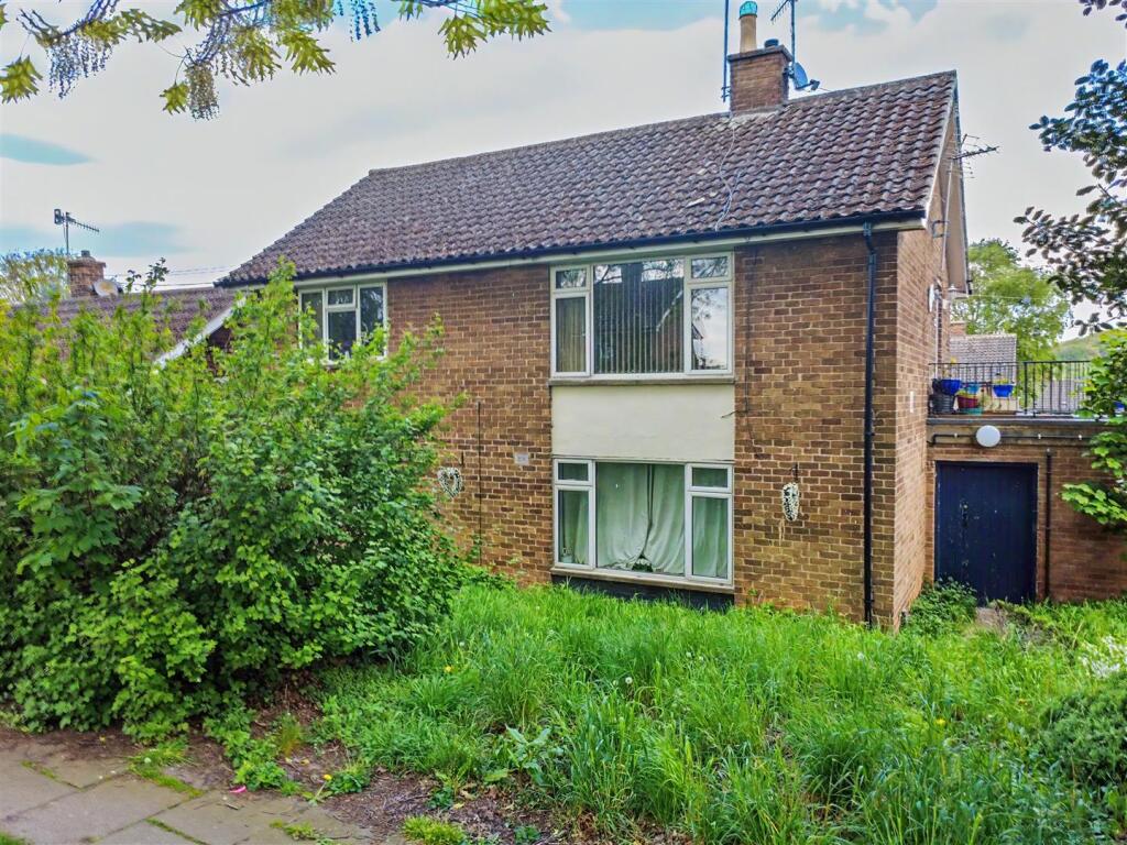 2-bed flat on Bedford Court, Stapleford, £105,000