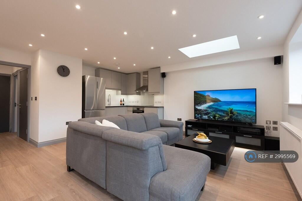 Main image of property: New Park Avenue, London, N13