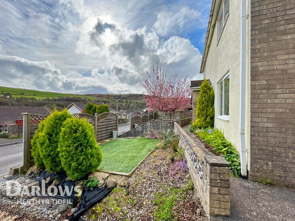 House in Edwardsville, Treharris - View 5