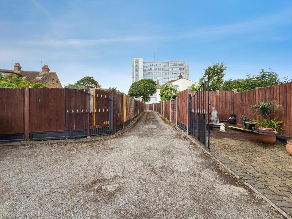 Hillborough Road, Westcliff-on-Sea, Essex photo 4