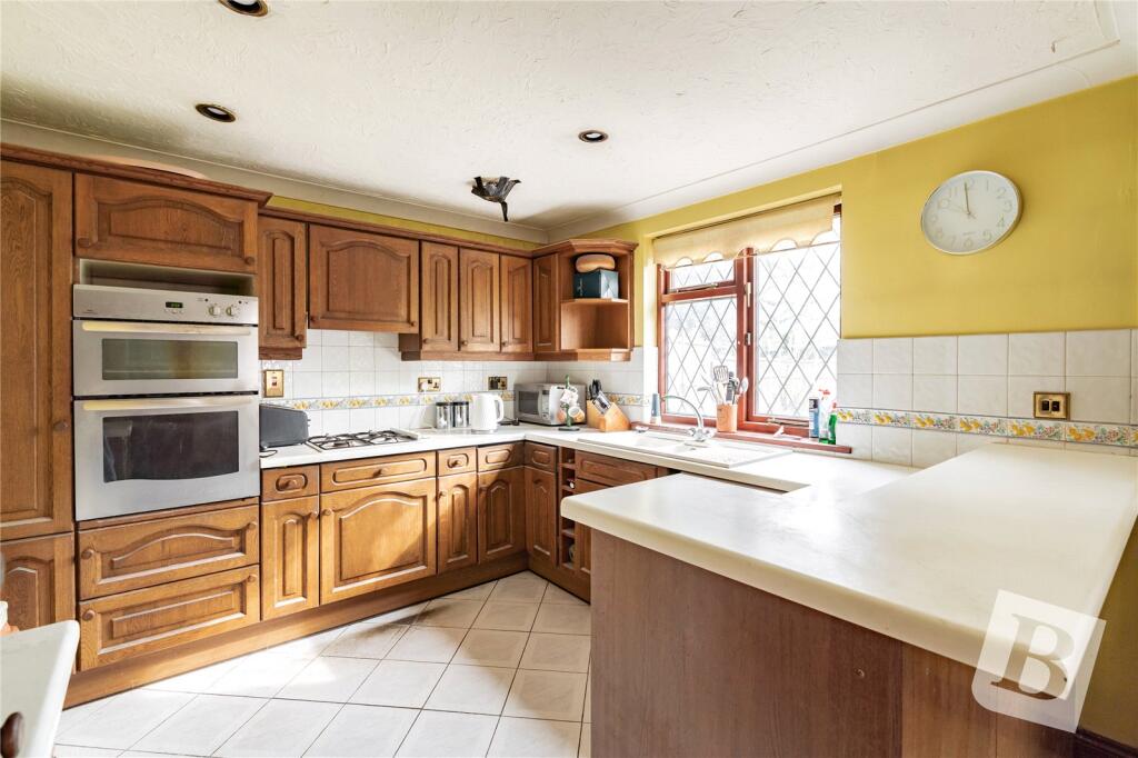 Ardleigh Green Road, Hornchurch, RM11 photo 2