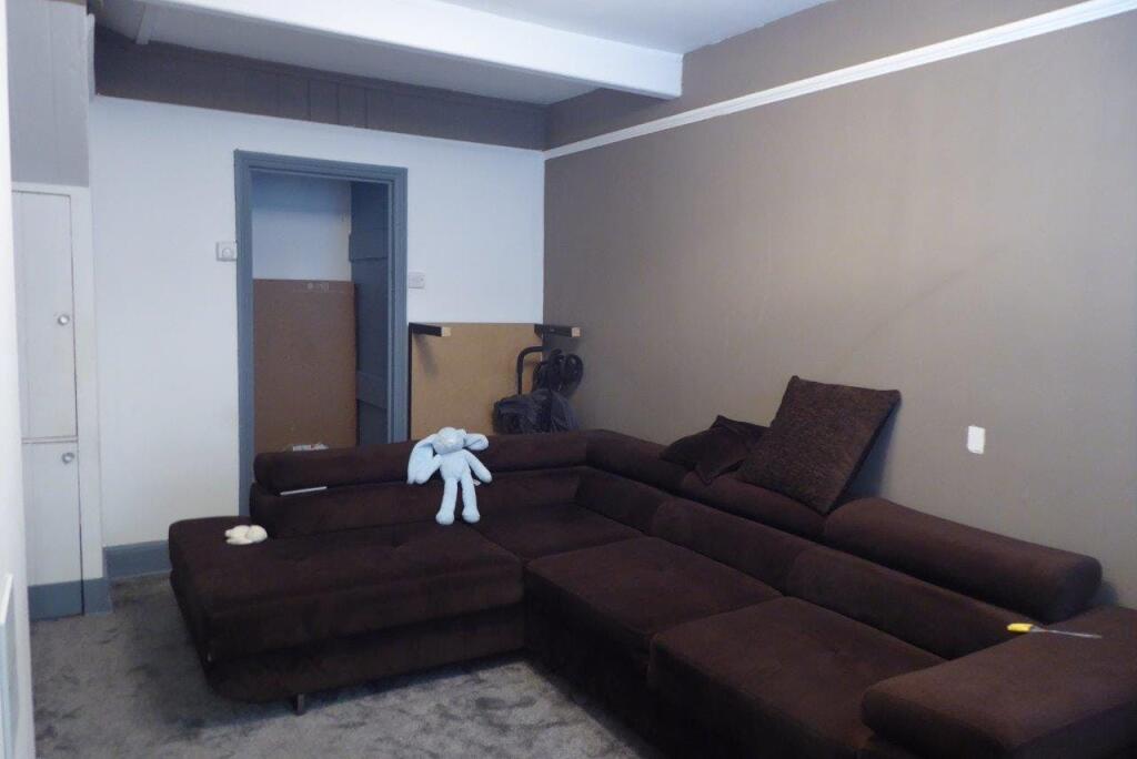 Living Room 134a_P1020022.jpg