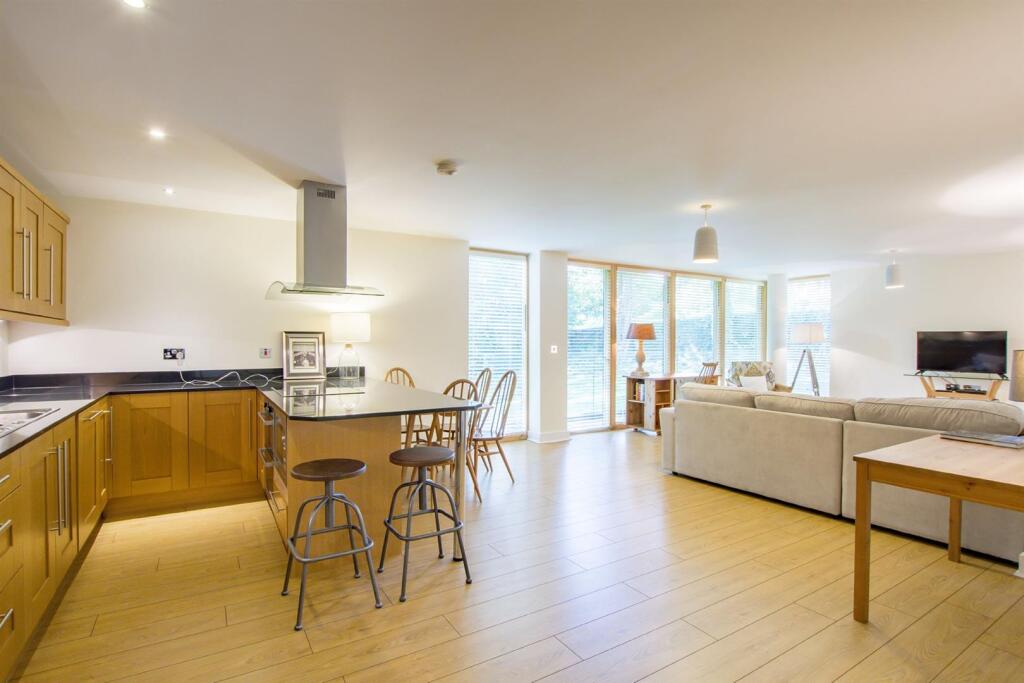 Apartment in Sheffield, Endcliffe Student Village, Broomhill - View 2