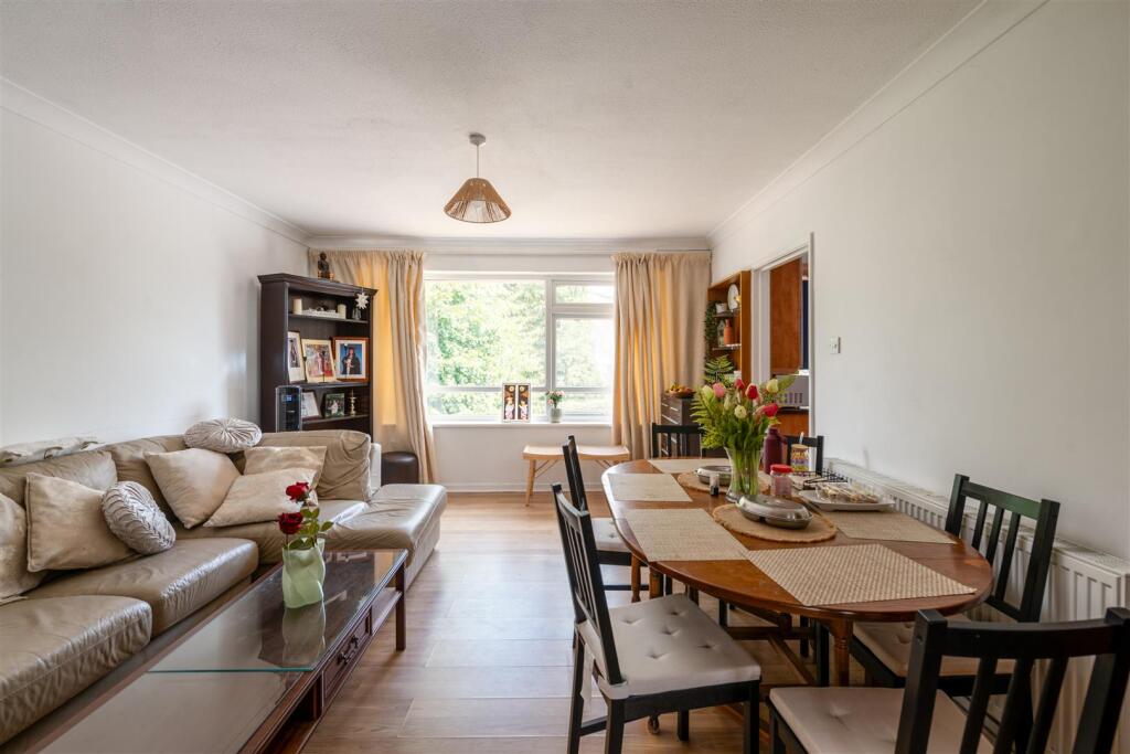Apartment in Reigate and Banstead, Surrey - View 4