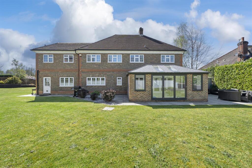Ruxley Crescent, Claygate, Esher photo 2