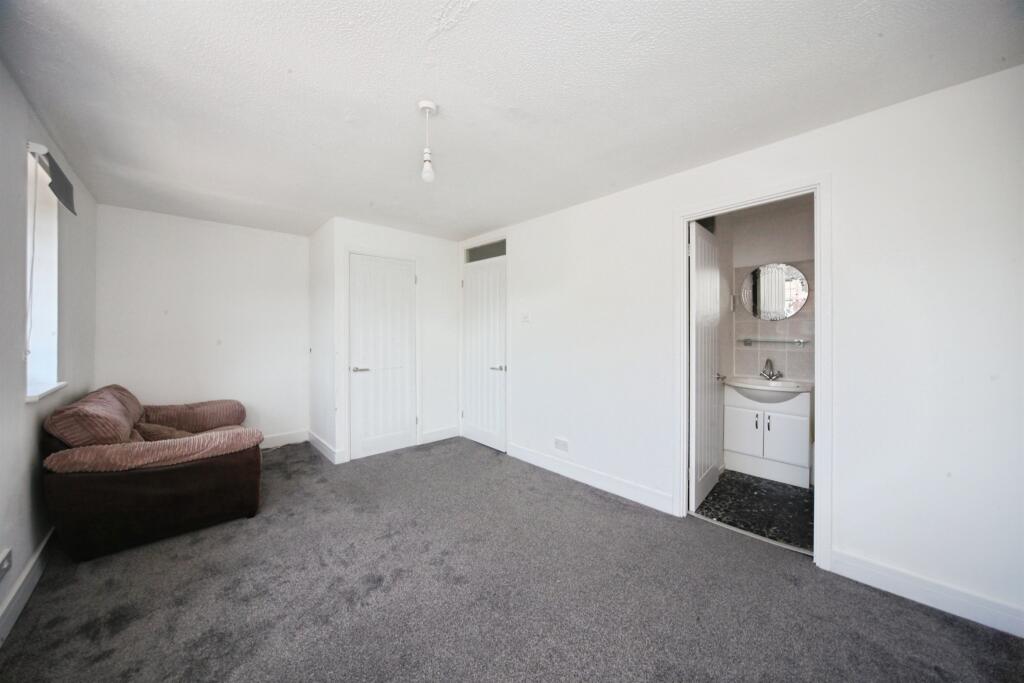 House in Houghton Regis, Central Bedfordshire - View 5