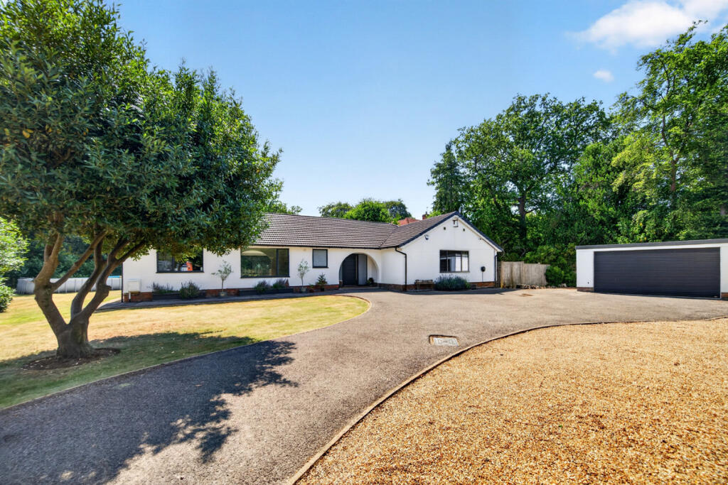 Main image of property: Templewood Lane Farnham Common, Buckinghamshire, SL2 3HF