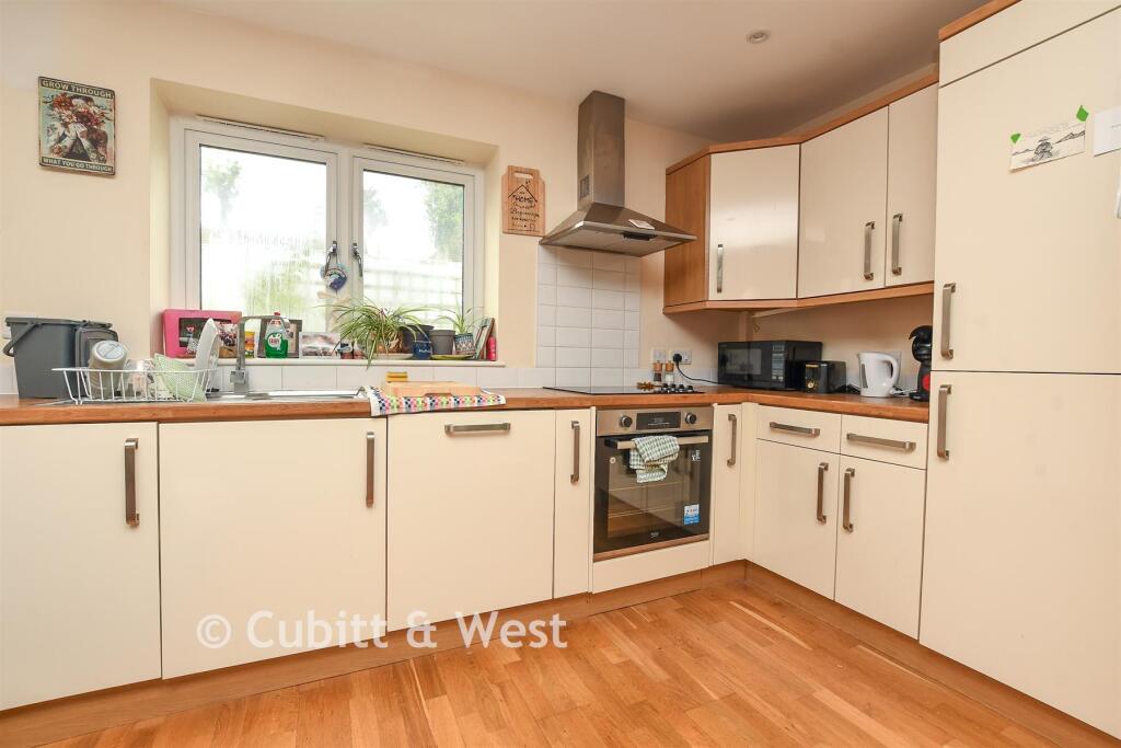 Apartment in Redhill, Earlswood - View 4