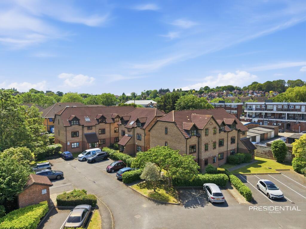 1-bed flat on Milliners Court, The Croft, Loughton, IG10, £225,000