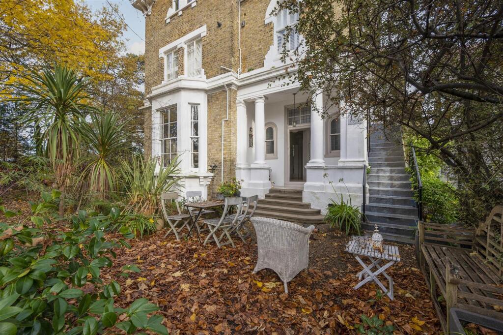 3-bed flat on Lansdowne Court, Lansdowne Road, Wimbledon, SW20, £675,000