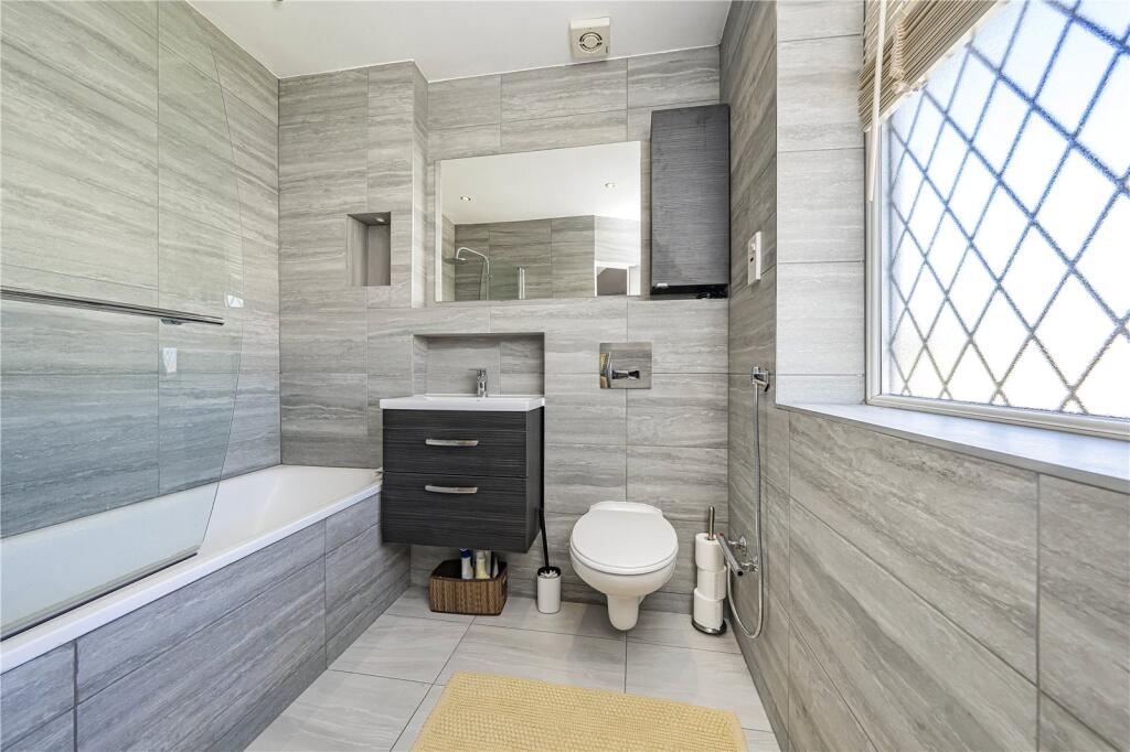 House in Kingston upon Thames - More