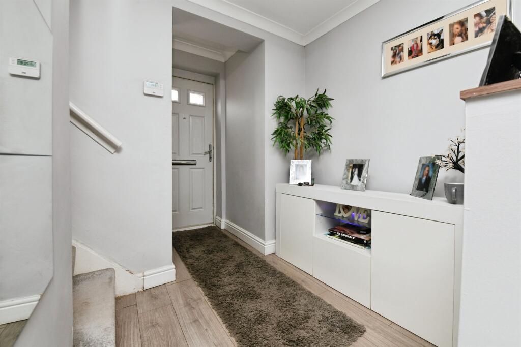 Belvedere Close, Danbury, Chelmsford - More