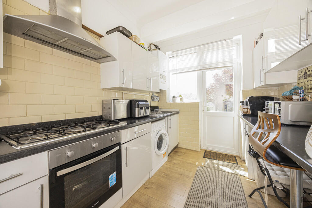 Woodford Avenue, Gants Hill, IG2 photo 4